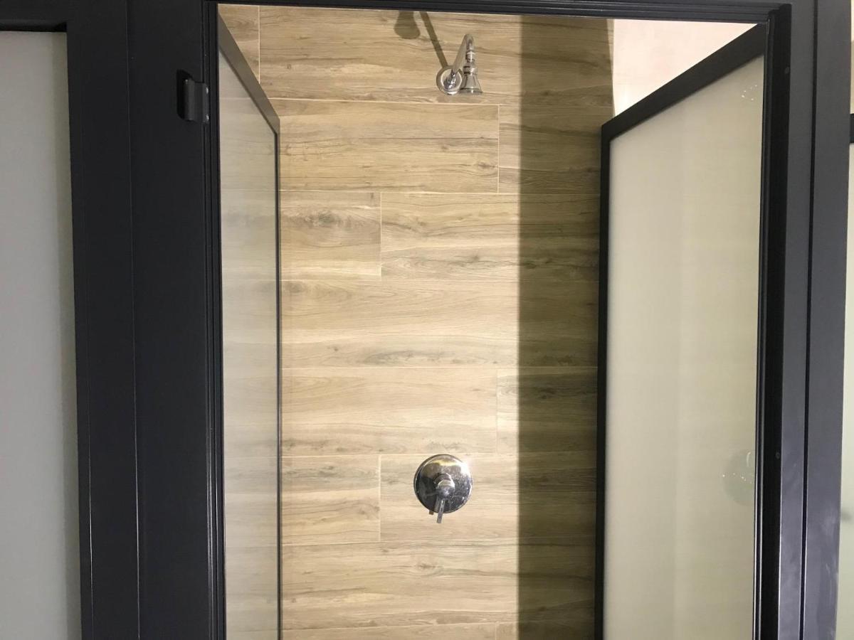 Wood Steel & Glass 大马里尼亚 外观 照片